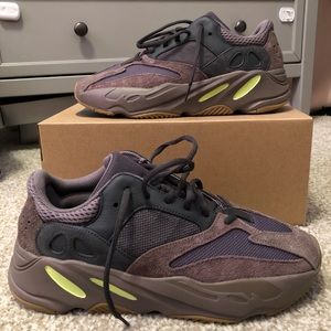 Yeezy Boost 700 (Mauve)